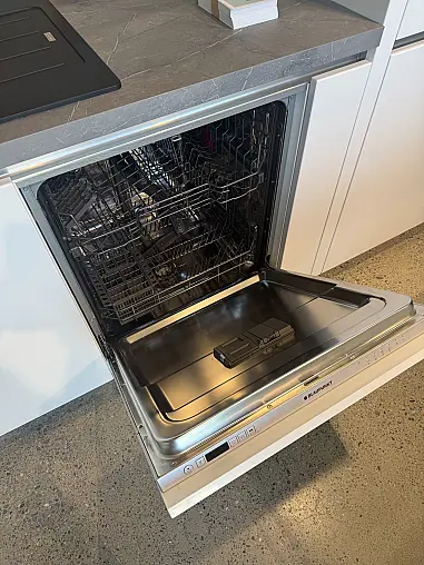 Häcker Concept130 Hochglanzküche – hochwertige Lackierte grifflose Küche