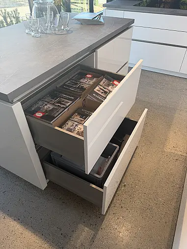Häcker Concept130 Hochglanzküche – hochwertige Lackierte grifflose Küche