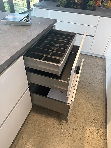Häcker Concept130 Hochglanzküche – hochwertige Lackierte grifflose Küche