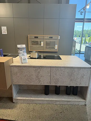 Häcker Systemat Küche in Grifflos– hochwertige Steinoptik mit hochwertiger Lackfront
