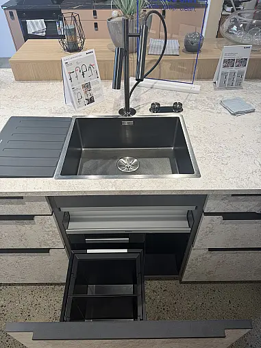 Häcker Systemat Küche in Grifflos– hochwertige Steinoptik mit hochwertiger Lackfront