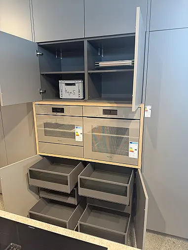 Häcker Systemat Küche in Grifflos– hochwertige Steinoptik mit hochwertiger Lackfront