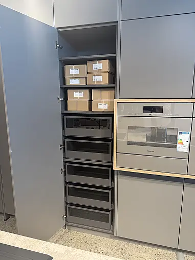 Häcker Systemat Küche in Grifflos– hochwertige Steinoptik mit hochwertiger Lackfront