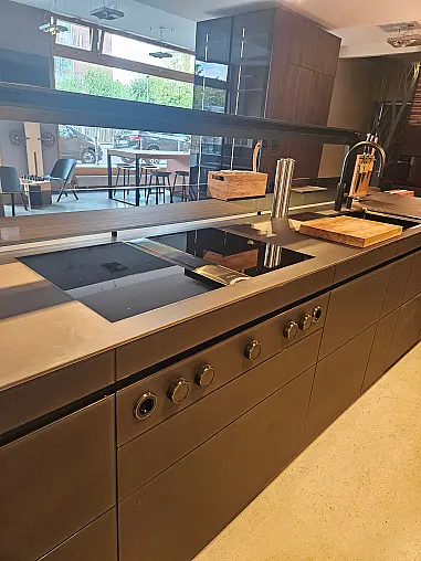 große, moderne Kücheninsel mit matter Glas-Front und -Arbeitsplatte