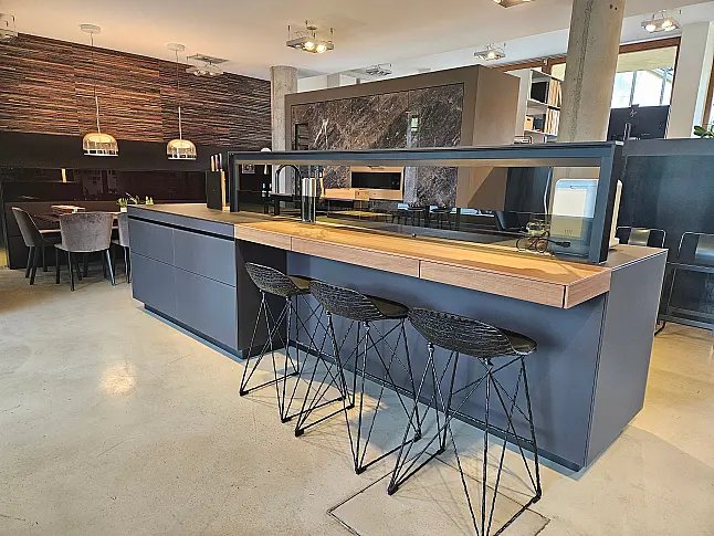 große, moderne Kücheninsel mit matter Glas-Front und -Arbeitsplatte
