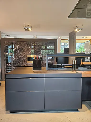 große, moderne Kücheninsel mit matter Glas-Front und -Arbeitsplatte