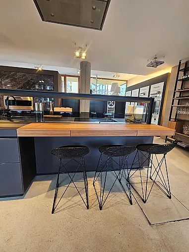 große, moderne Kücheninsel mit matter Glas-Front und -Arbeitsplatte