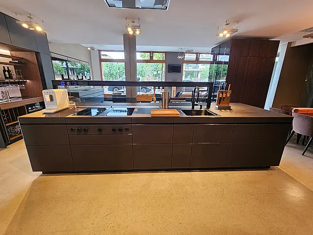 große, moderne Kücheninsel mit matter Glas-Front und -Arbeitsplatte
