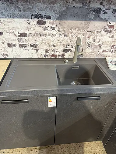 Moderne Nobilia Musterküche StoneArt – hochwertige Steinoptik trifft auf zeitloses Design.
