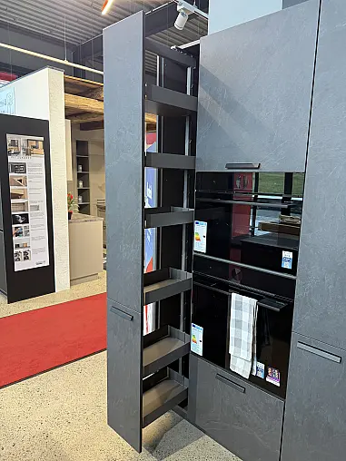 Moderne Nobilia Musterküche StoneArt – hochwertige Steinoptik trifft auf zeitloses Design.