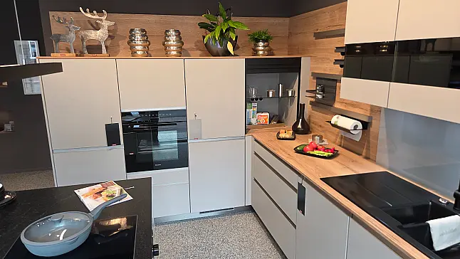 Moderne Küche mit hochwertigen Einbaugeräten