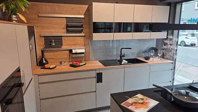 Moderne Küche mit hochwertigen Einbaugeräten