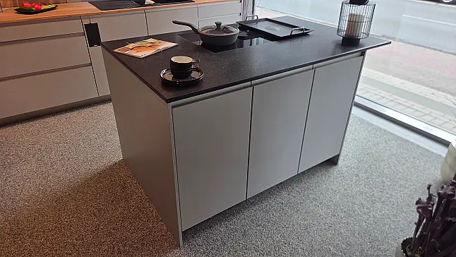 Moderne Küche mit hochwertigen Einbaugeräten