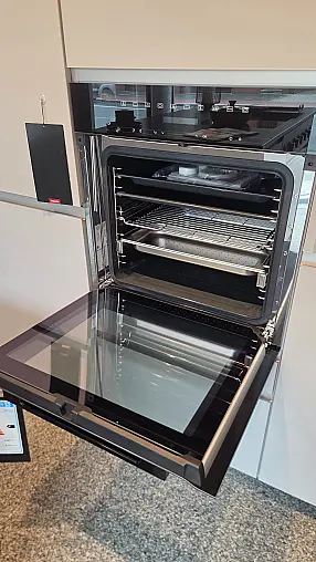 Moderne Küche mit hochwertigen Einbaugeräten