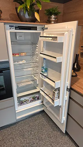 Moderne Küche mit hochwertigen Einbaugeräten