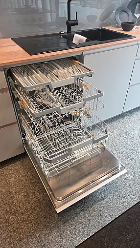 Moderne Küche mit hochwertigen Einbaugeräten