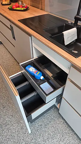 Moderne Küche mit hochwertigen Einbaugeräten