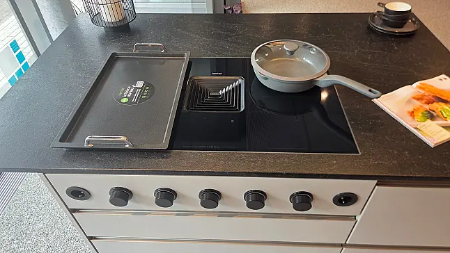 Moderne Küche mit hochwertigen Einbaugeräten