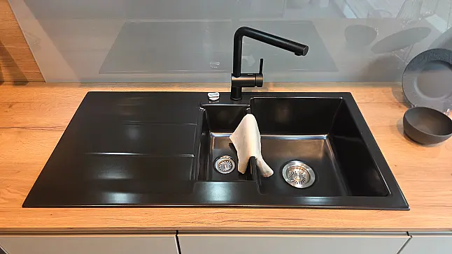 Moderne Küche mit hochwertigen Einbaugeräten