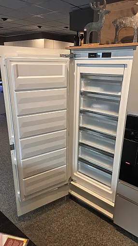 Moderne Küche mit hochwertigen Einbaugeräten