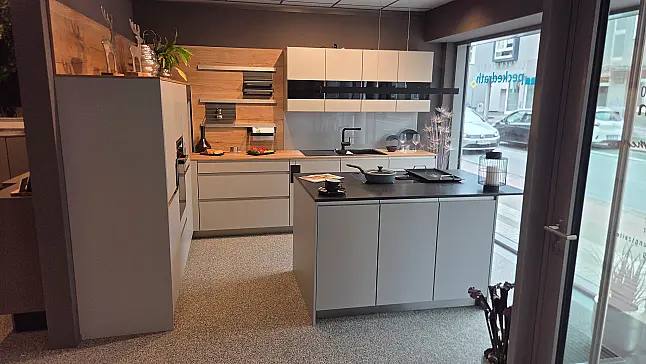 Moderne Küche mit hochwertigen Einbaugeräten
