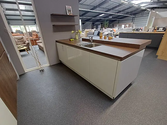 Moderne Grifflose Insel Küche von Häcker