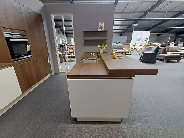 Moderne Grifflose Insel Küche von Häcker