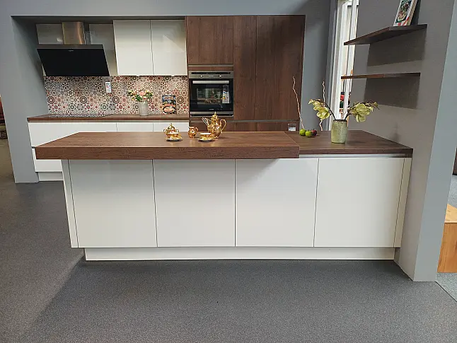 Moderne Grifflose Insel Küche von Häcker