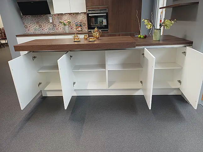 Moderne Grifflose Insel Küche von Häcker