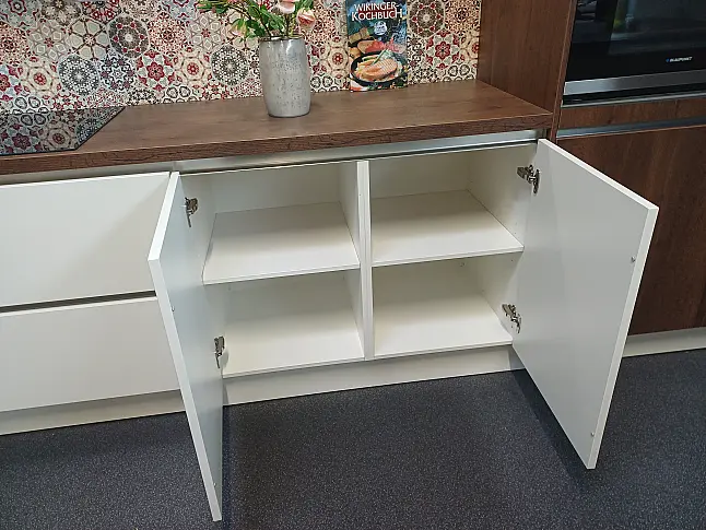 Moderne Grifflose Insel Küche von Häcker