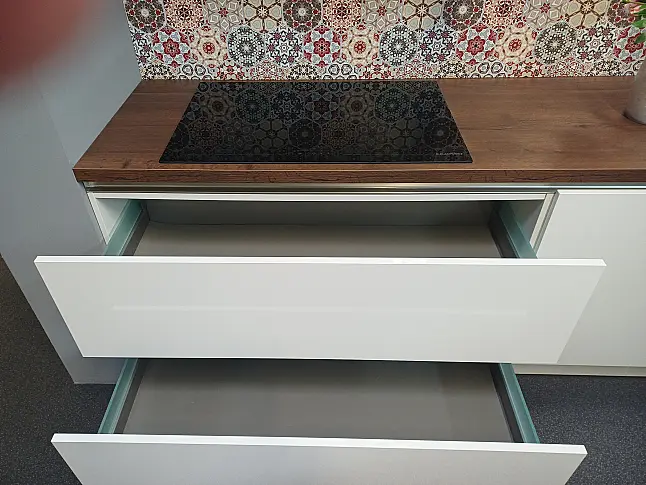 Moderne Grifflose Insel Küche von Häcker