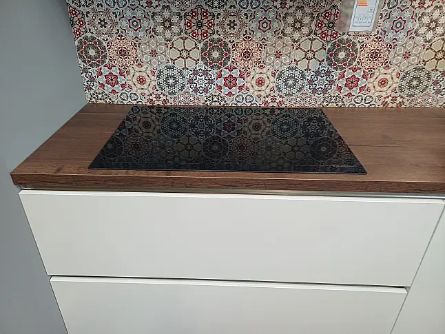 Moderne Grifflose Insel Küche von Häcker