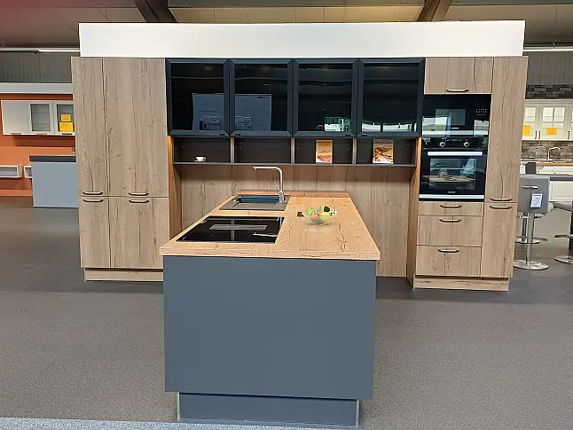 Moderne Zeitlose Küche mit großer Insel
