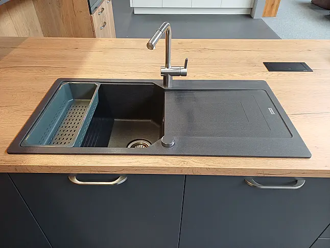 Moderne Zeitlose Küche mit großer Insel