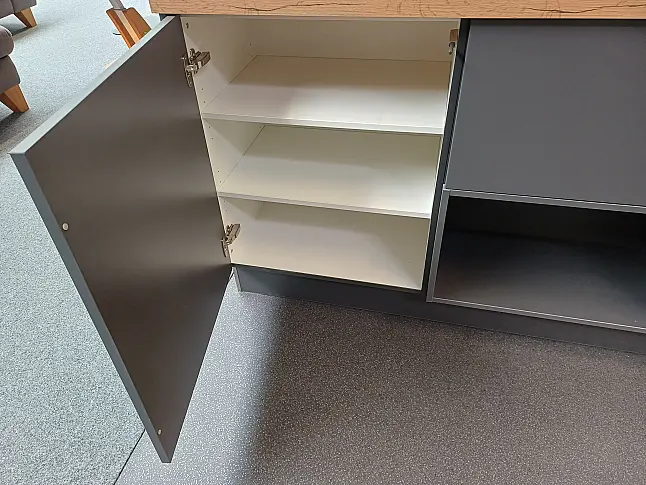 Moderne Zeitlose Küche mit großer Insel