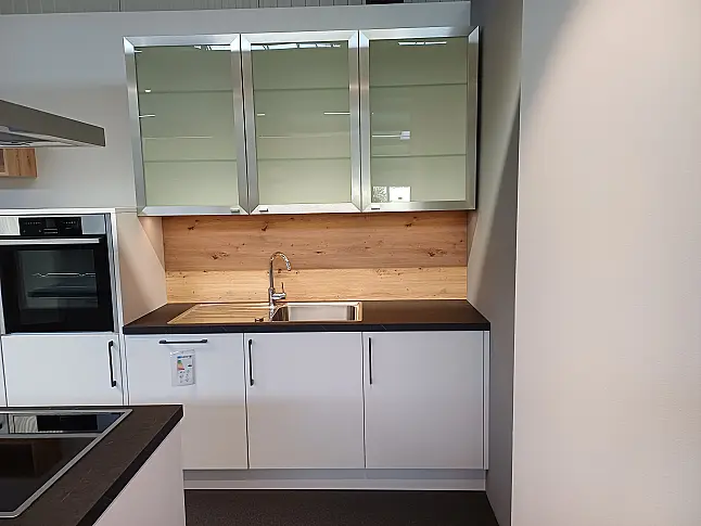 Moderne Zeitlose Küche von Häcker Loft C258 polarweiß Softlack