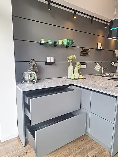 Edle Ausstellungsküche: Onyxgrau, Nußbaum &amp; Terrazzo
