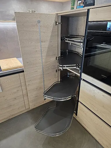 - geräumige, moderne Designerküche