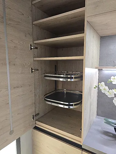 - geräumige, moderne Designerküche