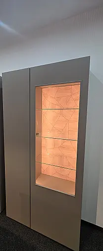 Elegante zeitlose Vitrine - toller Glasschrank mit indirekter LED Beleuchtung - Exklusives Messestück - sofort verfügbar