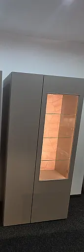 Elegante zeitlose Vitrine - toller Glasschrank mit indirekter LED Beleuchtung - Exklusives Messestück - sofort verfügbar