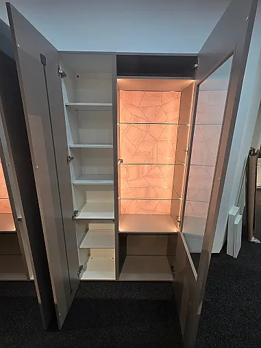 Elegante zeitlose Vitrine - toller Glasschrank mit indirekter LED Beleuchtung - Exklusives Messestück - sofort verfügbar