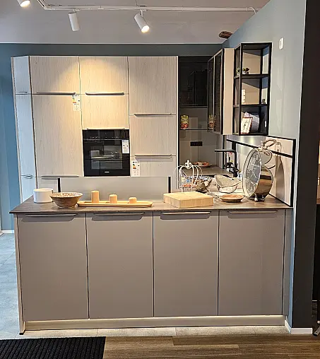 moderne Schüller Küche in Skagen-Eiche mit kieselgrau, hochwertige Miele-Elektrogeräteausstattung, Quarzsteinarbeitsplatten