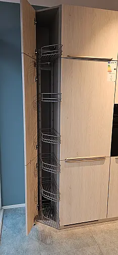 moderne Schüller Küche in Skagen-Eiche mit kieselgrau, hochwertige Miele-Elektrogeräteausstattung, Quarzsteinarbeitsplatten