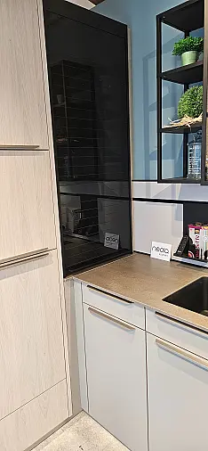 moderne Schüller Küche in Skagen-Eiche mit kieselgrau, hochwertige Miele-Elektrogeräteausstattung, Quarzsteinarbeitsplatten