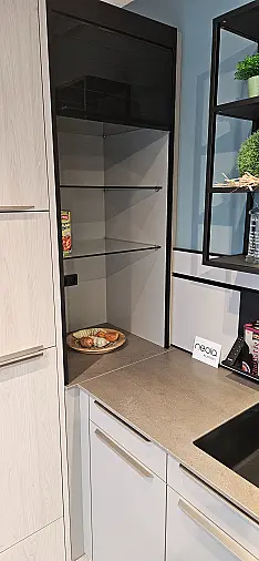 moderne Schüller Küche in Skagen-Eiche mit kieselgrau, hochwertige Miele-Elektrogeräteausstattung, Quarzsteinarbeitsplatten