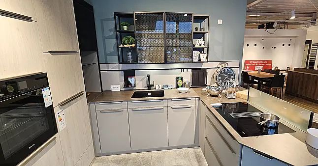 moderne Schüller Küche in Skagen-Eiche mit kieselgrau, hochwertige Miele-Elektrogeräteausstattung, Quarzsteinarbeitsplatten