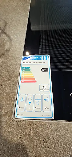 moderne Schüller Küche in Skagen-Eiche mit kieselgrau, hochwertige Miele-Elektrogeräteausstattung, Quarzsteinarbeitsplatten