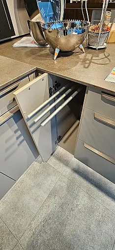 moderne Schüller Küche in Skagen-Eiche mit kieselgrau, hochwertige Miele-Elektrogeräteausstattung, Quarzsteinarbeitsplatten