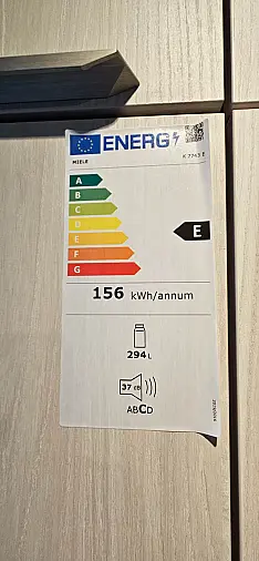 moderne Schüller Küche in Skagen-Eiche mit kieselgrau, hochwertige Miele-Elektrogeräteausstattung, Quarzsteinarbeitsplatten